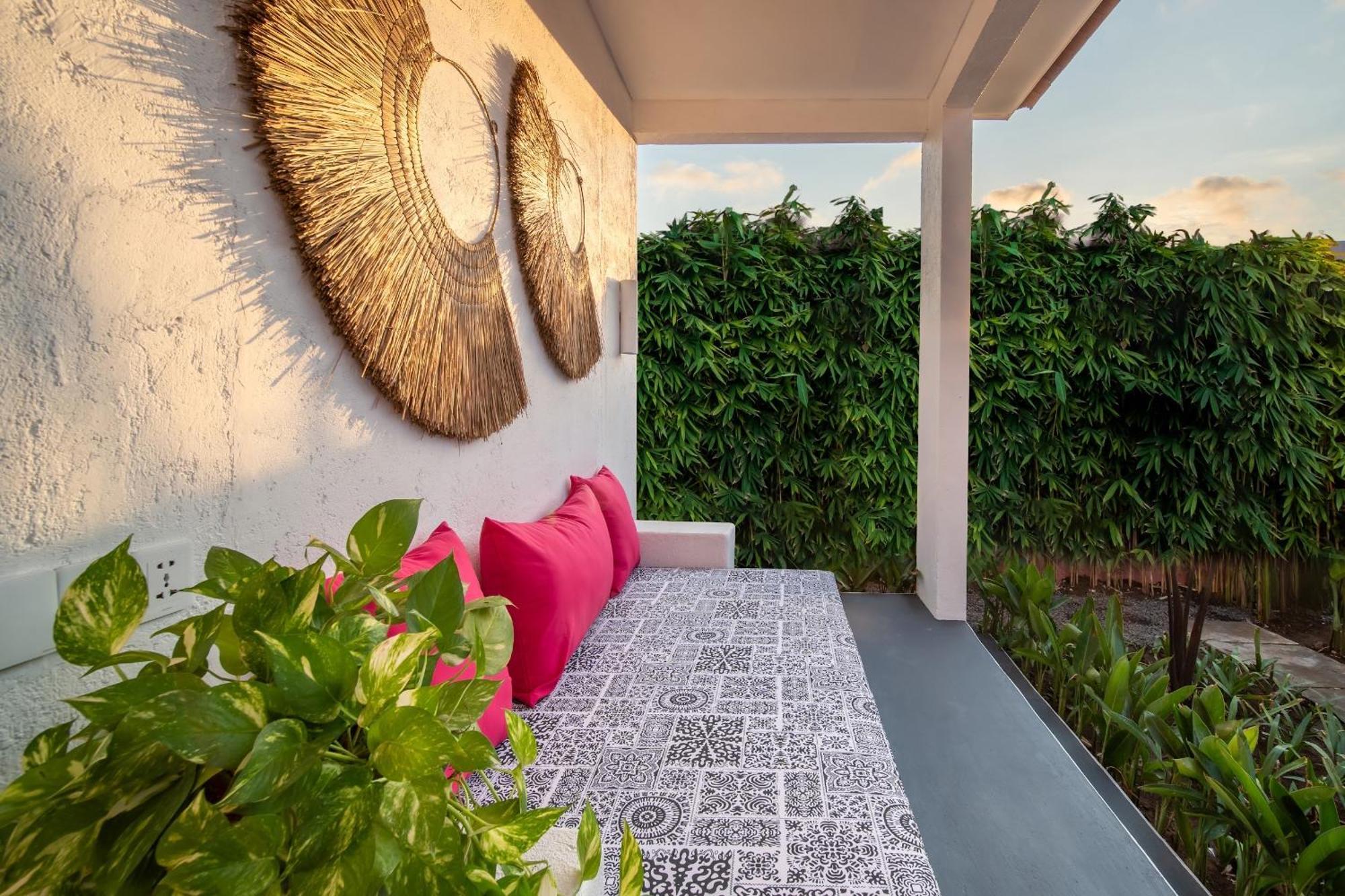 Pinkprivate Balangan - For Cool Adults Only Bed and Breakfast Jimbaran Eksteriør billede