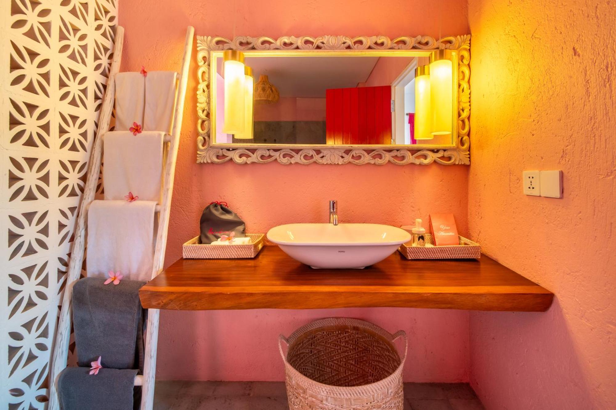 Pinkprivate Balangan - For Cool Adults Only Bed and Breakfast Jimbaran Eksteriør billede